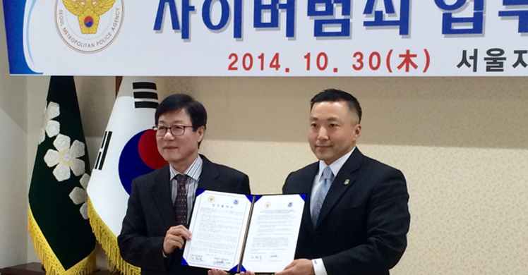 HSI Seoul Regional Attaché Taekuk Cho (R) and SMPA Director General Chul-Jun Kim (L).