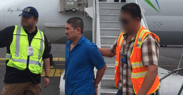 Salvadoran murder suspect captured on the southern border deported by ICE to face charges